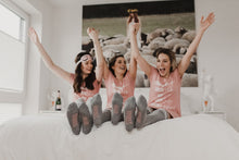 Laden Sie das Bild in den Galerie-Viewer, Geschenkbox Brautjungfer | Pyjama Party