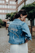 Laden Sie das Bild in den Galerie-Viewer, Jeansjacke "Wifey"