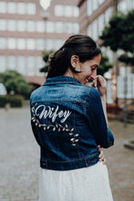 Laden Sie das Bild in den Galerie-Viewer, Jeansjacke "Wifey"